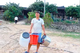 湖南连续干旱80天，自来水终究没能抗住断流，只能去别人家接水喝视频封面