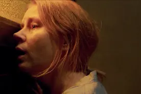 目睹凶杀却被说幻觉！惊悚悬疑《窗里的女人》首曝预告视频封面