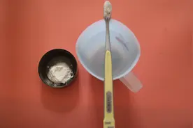 牙齿发黄别只用牙膏，教你一个土方法，轻松去除牙垢，简单实用视频封面