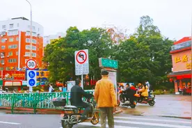 中国最怪的发达地级市，GDP都要到万亿了，可城建却跟县城似的！视频封面