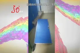 公厕门突然脱落 正好砸中脑袋 安安静静上个厕所这么难吗视频封面