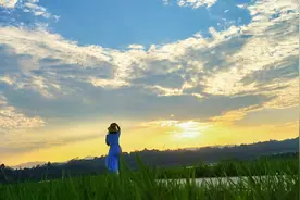 手把手教你手机拍摄逆光乡间田野唯美人像，仿佛去到了大理...视频封面