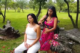 中年小仙女丛林中身心SPA放松，技师洒落花瓣一番表演太有高级感视频封面
