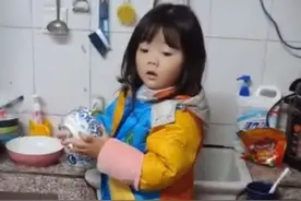 6个月就住爸爸外卖箱的女孩长大了，笑容依然治愈！视频封面