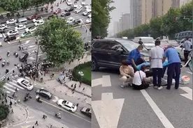 陕西70岁老人带孩子过路口时被撞，老人当场身亡，一女子坐地大哭视频封面