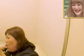 妹子每天穿着衣服洗澡，一泡就是3个小时，这样做竟是为了减肥！视频封面