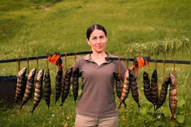独居在深山中的乌克兰女人，制作当地的传统美食熏鱼视频封面