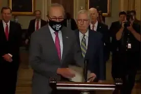 美国民主党参议员将共和党参议员挤下台并率先发言 引全场爆笑！视频封面