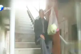 大爷发明爬楼神器，再也不怕上楼梯了，一套才300元！视频封面