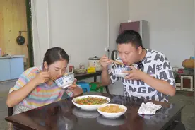 老公下班回家，双妹爆炒了一盘野山椒牛肉丝，开胃下饭特别好吃视频封面