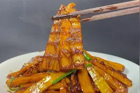 春季尝鲜不能错过油焖春笋，经典靠谱的家常做法，鲜嫩入味太好吃视频封面