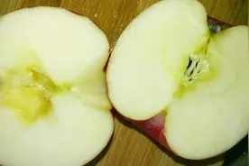 苹果和梨的核不能吃，真的会发生食物中毒，以后要学会分辨视频封面