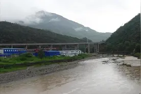 四川万源大山深处在建高速公路，当地人家有福了，建成后造福四方视频封面