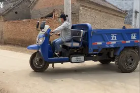 农村媳妇第一次开三轮车，还挺像老司机，以后拉粮食的活都让她干视频封面