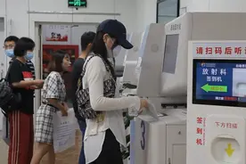 妙龄女子耳垂下长了个大包，疑是腮腺肿瘤！抽烟会引发腮腺肿瘤吗视频封面