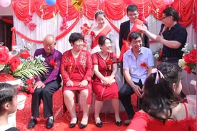 四位老人亲密的坐在一起，新人分别敬茶并搞笑式改口视频封面