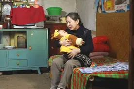 孙子得了脑瘫，奶奶一个人不离不弃照顾孙子，一部感人电影视频封面