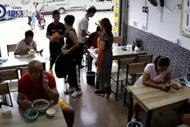 小学生进店吃面遇老师撒腿就跑，网友：太真实了视频封面