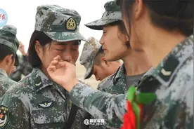 暖心！退伍老兵乘包机返乡视频封面