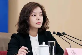 中美对话现场，中国美女翻译火爆网络，美国务卿都忍不住插了句话