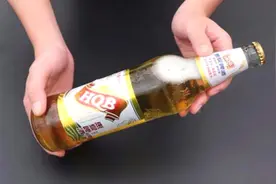 才知道，开啤酒瓶盖有技巧，用手轻轻一拧就打开，方法简单真省事视频封面