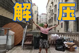 花四小时打扫别墅大院子，收拾垃圾带洗地，打扫干净看着真舒服！视频封面