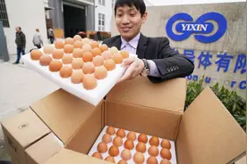 小伙手机上养小鸡被奖励1265个鸡蛋，一脸懵圈，转身送给养老院视频封面