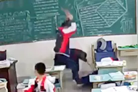 10秒狂砸9次！监拍：四川一初中生教室内砖头袭击报复班主任视频封面