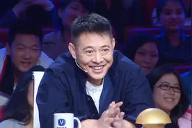 小女孩自编舞蹈，看着就是瞎跳的，把李连杰逗坏了！ 视频封面