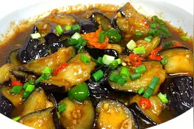 家常红烧茄子，做法其实非常简单，拌上米饭，余香满口，特下饭