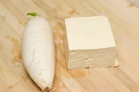 白萝卜加一块老豆腐，简单一做，鲜香味美有营养，大人孩子都爱吃视频封面