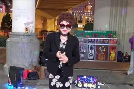 女装大叔：中年大叔扮女装在街头卖力演唱，冷暖自知《一生何求》视频封面