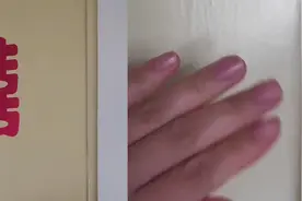结婚前女生得知男友和闺蜜住一屋，情绪崩溃躲屋大哭：错付10年视频封面