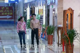 婚姻：小伙和美女喝醉酒直接在商场睡着了，被保安一顿追赶，搞笑视频封面