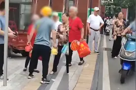 外卖小哥送餐间隙被老人偷走外卖，当场暴走咆哮怒吼：越老越坏视频封面