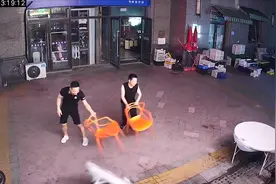 三名男子坐在店门口聊天 突遇野猪“造访”险些被袭击顶翻视频封面