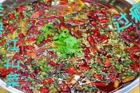 川菜师傅教你肥肠鸡做法，鸡肉麻辣鲜香入味下饭，光看看就真过瘾视频封面