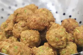 厨师长教你做芹菜肉丸子，详解打馅技巧，丸子香嫩弹牙不松散视频封面