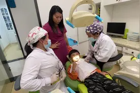 5岁儿子牙齿痛，夫妻俩心疼了，急忙带着他去牙科找医生看视频封面