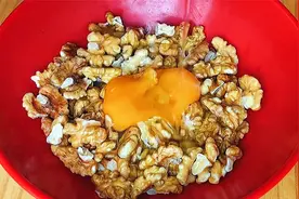 核桃仁里加一个鸡蛋，没想到这么好吃，鲜香酥脆，孩子天天点名吃视频封面