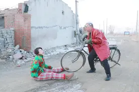 短剧：美女碰瓷自行车，小伙灵机一动联合朋友把美女整惨，太逗了视频封面