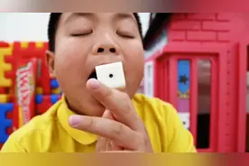 小男孩不听劝告,偷偷吃了很多巧克力,结果牙齿变成了大怪物牙齿视频封面