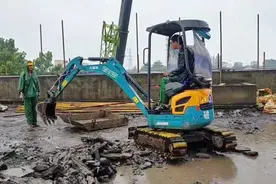 小挖机什么功能都有，就是没有驾驶室，下雨天干活浑身淋的都是水视频封面