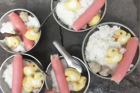 每个小孩子吃，三个鸭子，个个抢来吃，抢啊