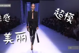 黑色的皮裤在国际超模修长的美腿上闪闪发亮，干练的小夹克很酷视频封面