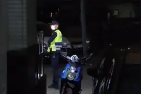 对峙3小时！不满工作被调动，台湾警察自锁枪械室 领取枪弹喊冤视频封面