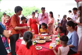 广西一对新人结婚，新娘挺着大肚子和新郎给宾客发喜糖，好辛苦视频封面