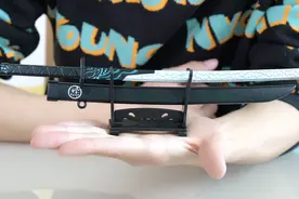 刺客五六七魔刀千刃开箱，拔出刀鞘的那一刻，怎么还掉漆呢视频封面