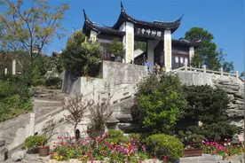 站在缥缈峰山顶上，纵览太湖山水。西山缥缈峰为太湖七十二峰之首视频封面