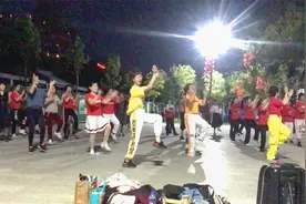 超火的舞曲，劲爆的舞步，50大妈跳曳舞，太时尚了！视频封面